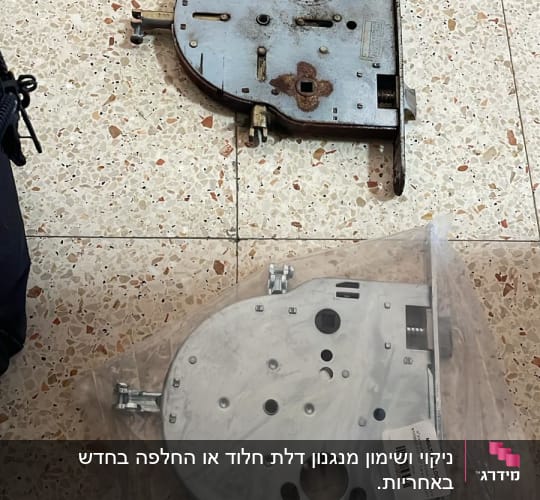 מנעולים ישנים וחדשים על רצפה, כלים לידם